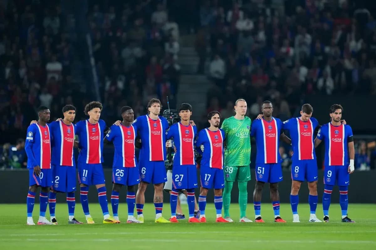 Equipo de PSG alineado antes del partido