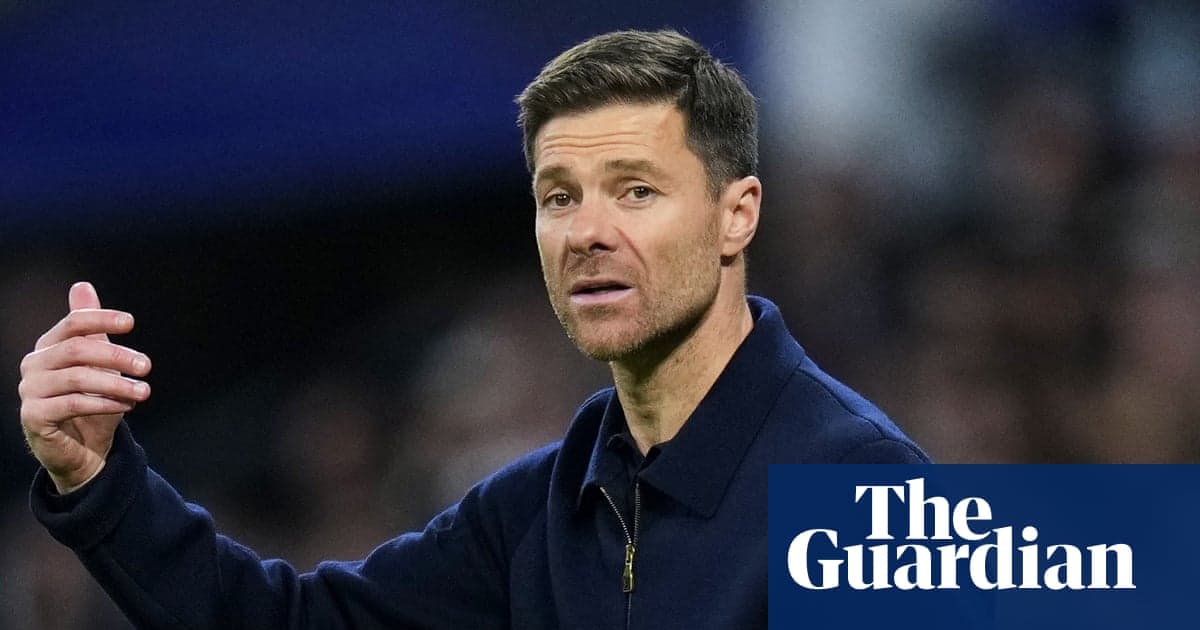 Entrenador dirigiendo al equipo desde la línea de banda