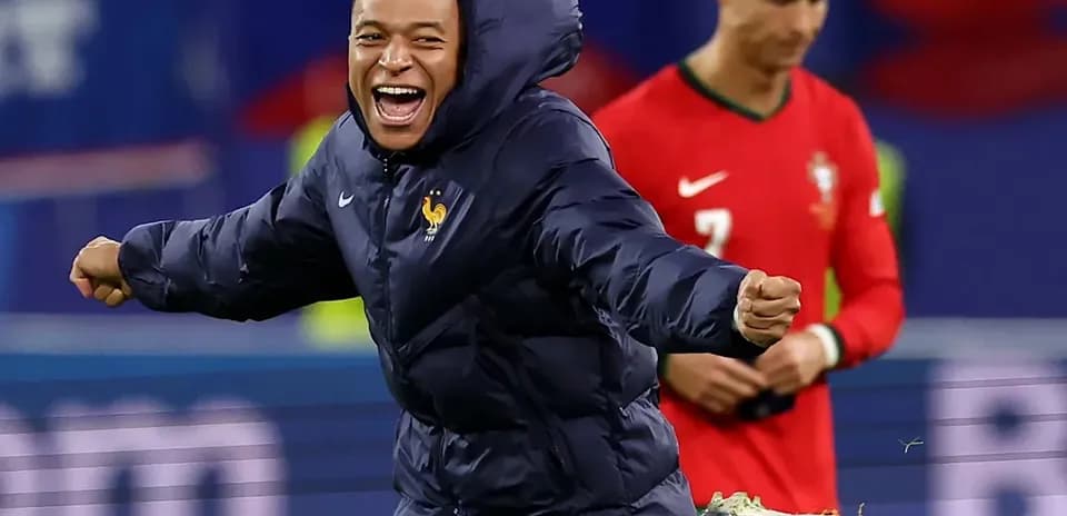 Jugador francés celebrando con chaqueta en el campo