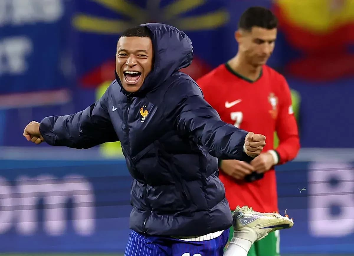 Jugador francés celebrando con chaqueta en el campo