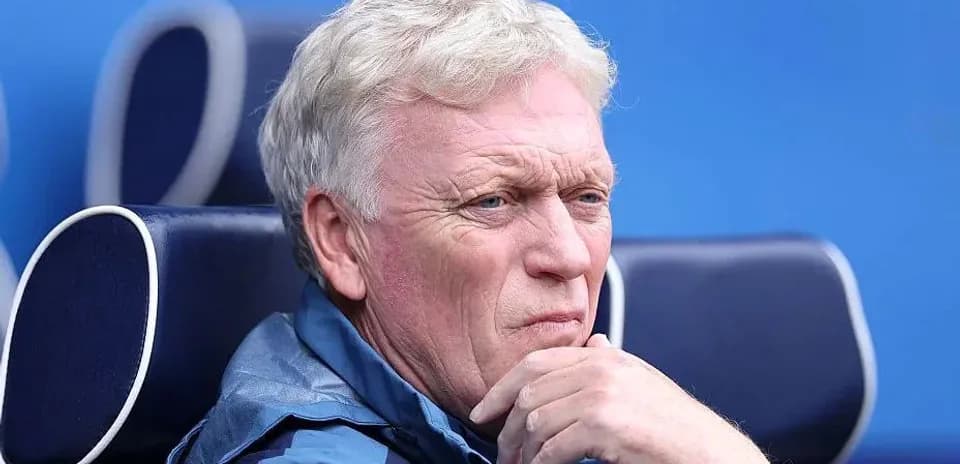 Entrenador observando desde el banco de suplentes
