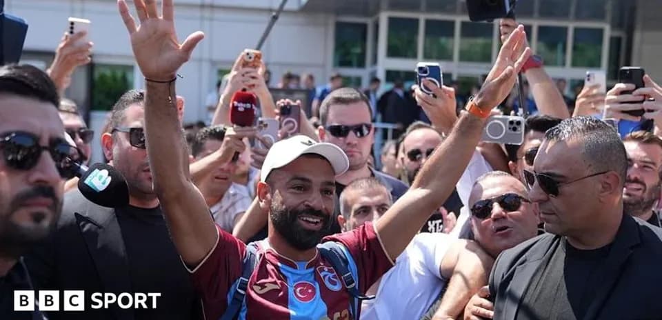 Jugador saluda a aficionados en evento de presentación