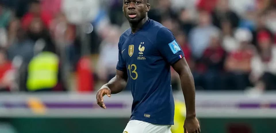 Jugador de Francia caminando en el campo de juego
