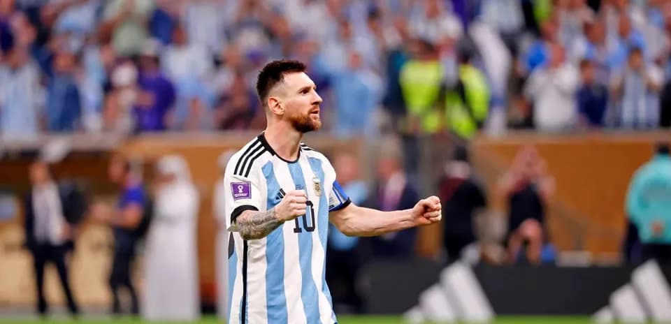 Lionel Messi celebrando con aficionados en estadio