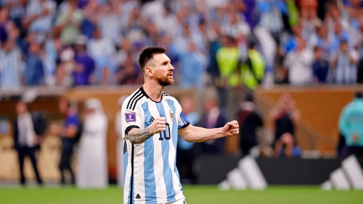 Lionel Messi celebrando con aficionados en estadio