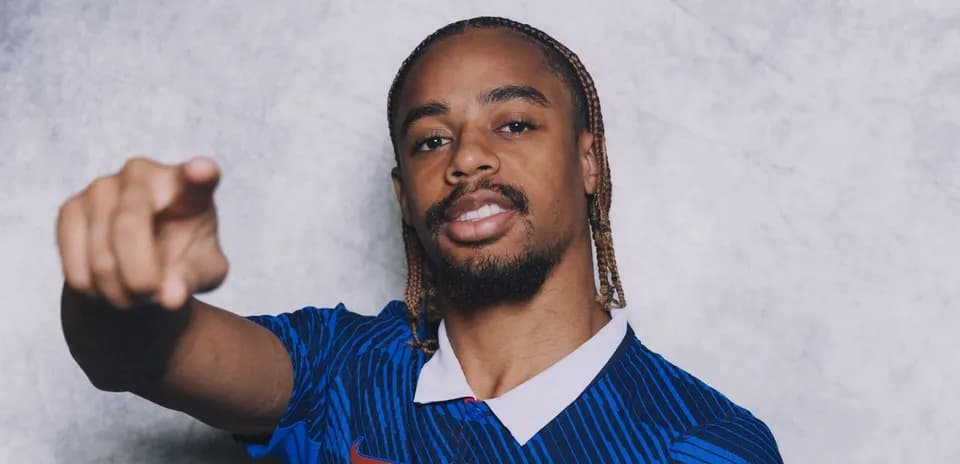 Jugador señalando con la mano en camiseta azul