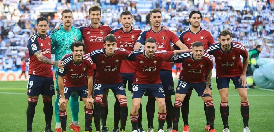 Jugadores de Osasuna en alineación previa al partido