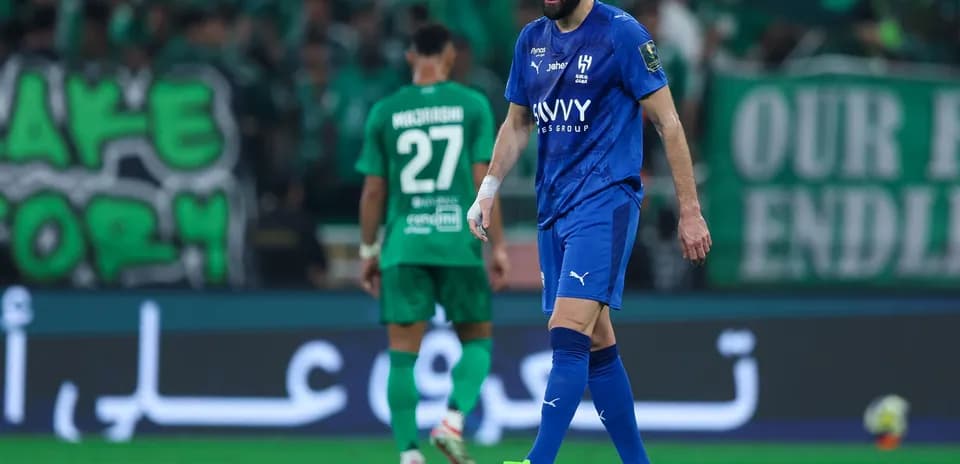 Jugador en uniforme azul caminando en el campo
