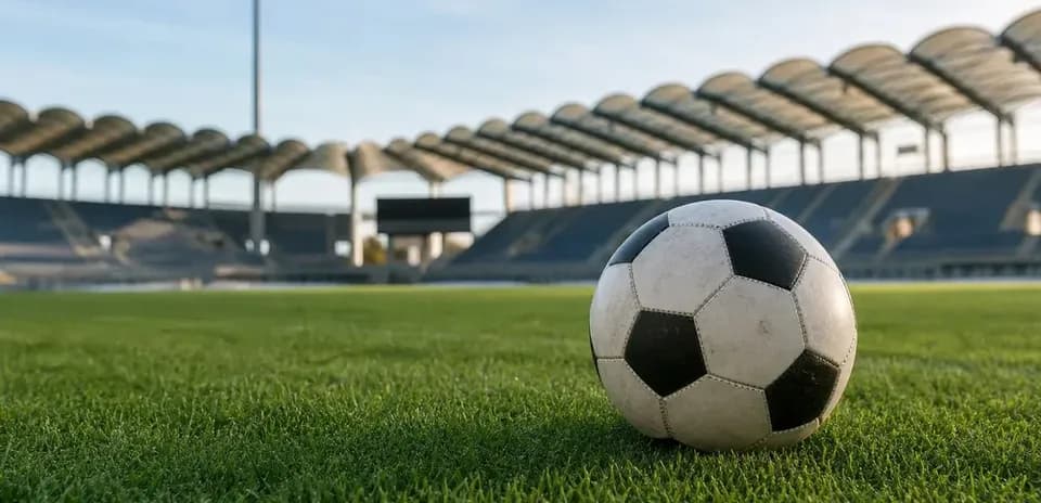 Balón de fútbol en campo vacío del estadio