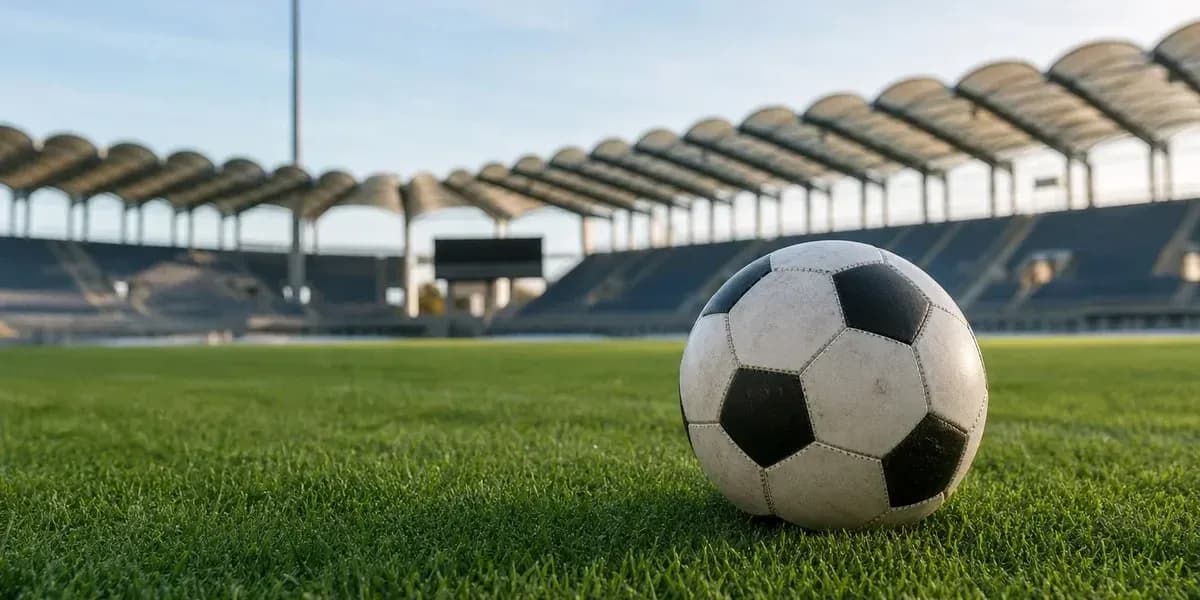 Balón de fútbol en campo vacío del estadio