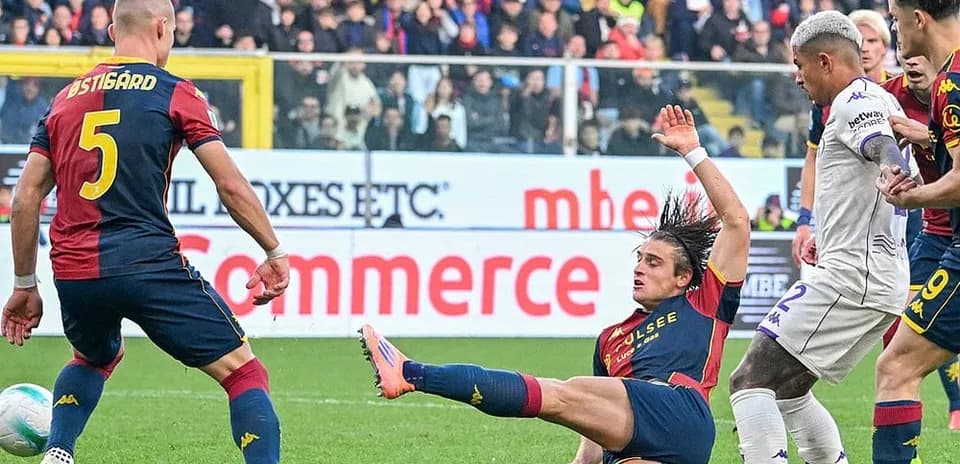 Jugador de Genoa cae tras falta de Fiorentina