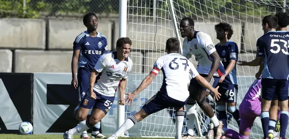 Jugadores celebrando un gol durante el partido