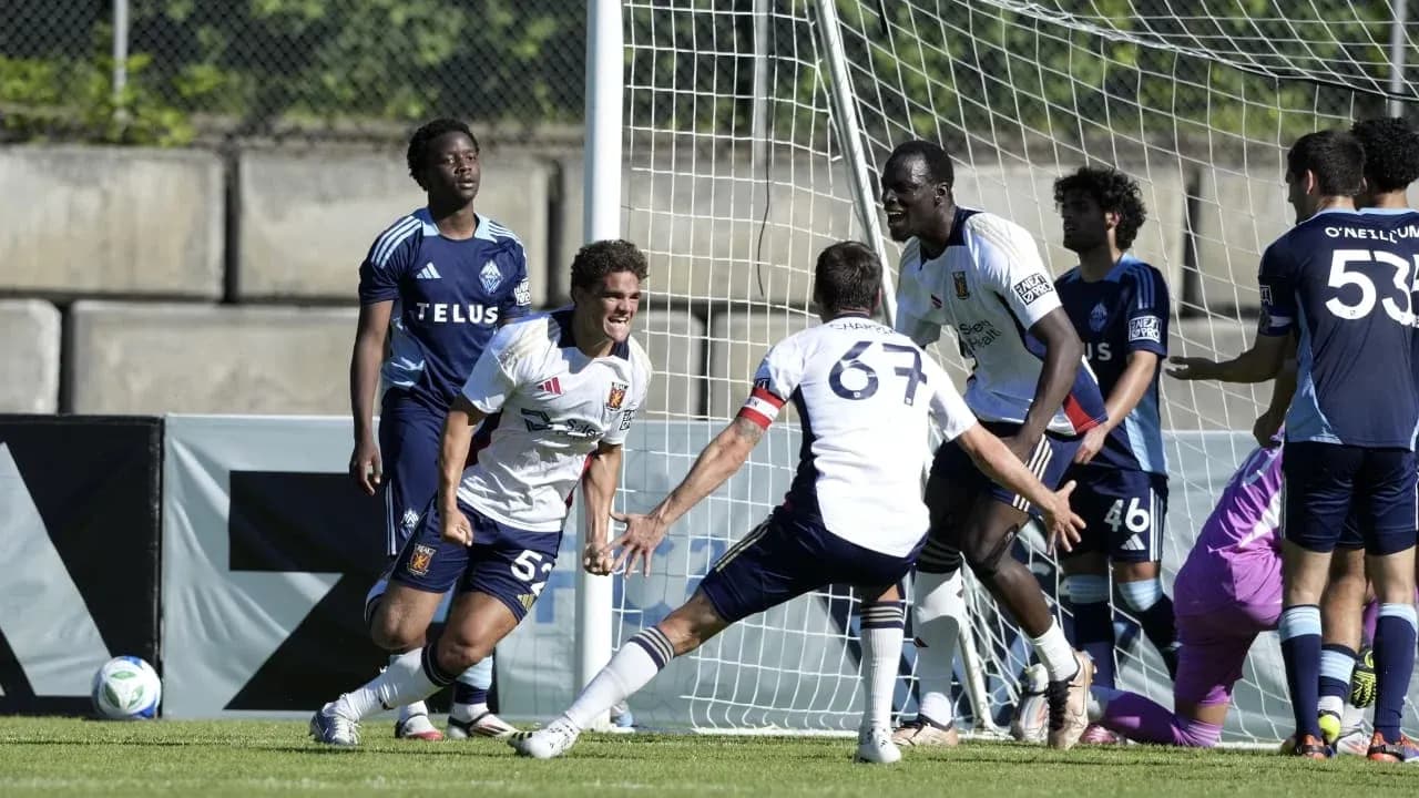 Jugadores celebrando un gol durante el partido