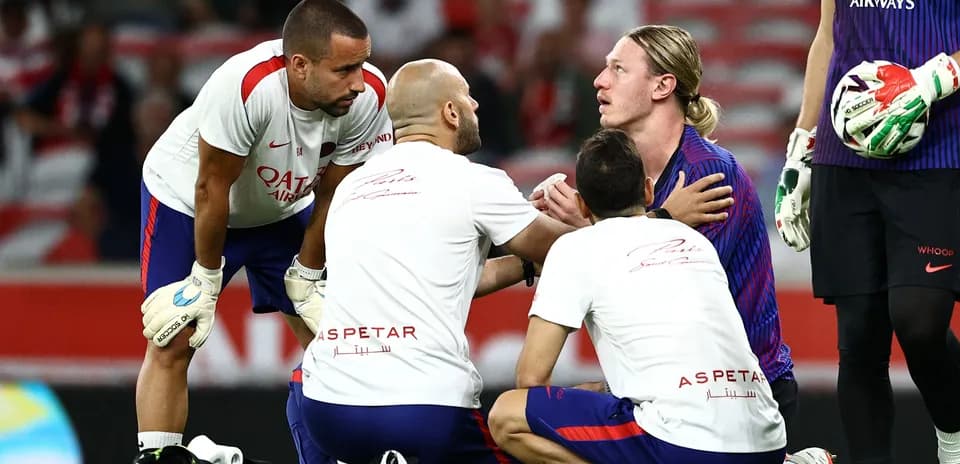 Entrenador y personal médico atendiendo a jugador lesionado