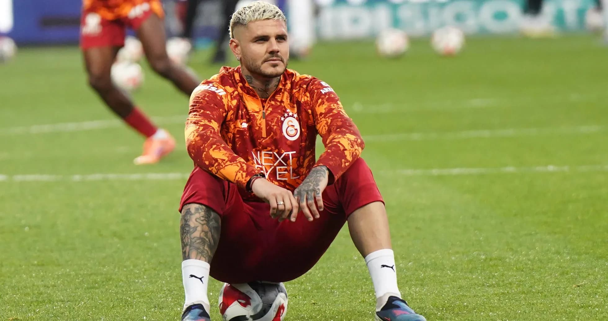 Jugador de Galatasaray sentado sobre un balón