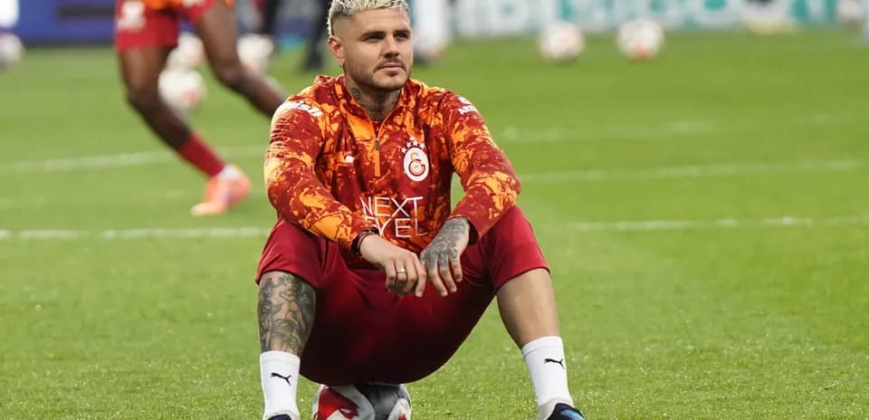 Jugador de Galatasaray sentado sobre un balón