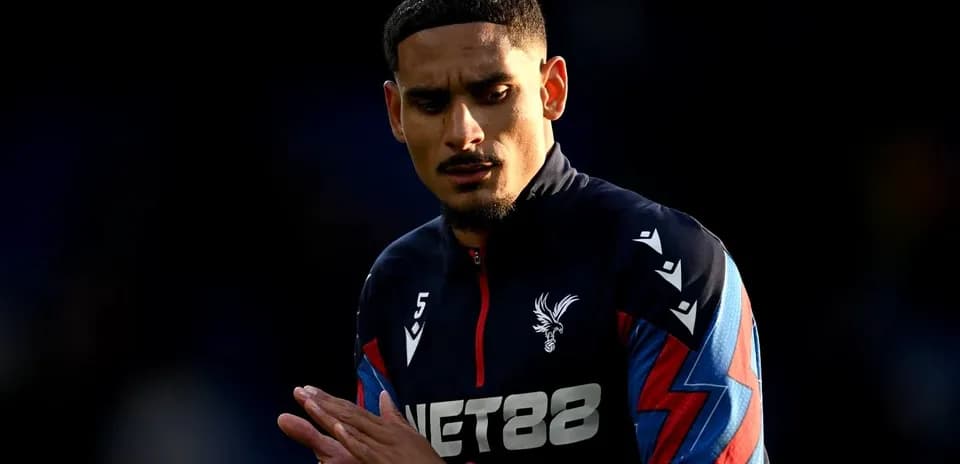 Jugador de Crystal Palace en el campo durante el partido