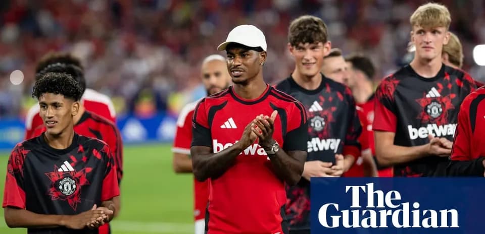 Jugadores de Manchester United en la ceremonia previa al partido