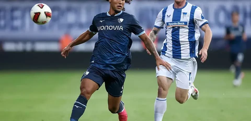 Jugador de Bochum corriendo con el balón en el campo