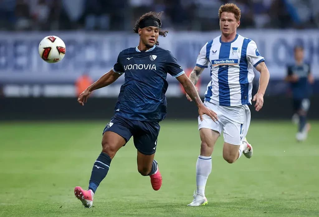 Jugador de Bochum corriendo con el balón en el campo
