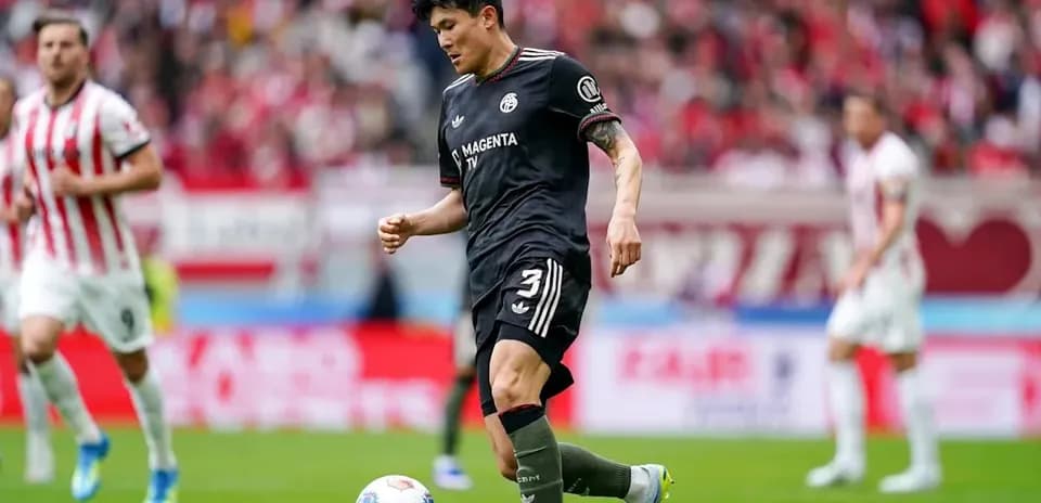 Jugador de fútbol controlando el balón en el campo