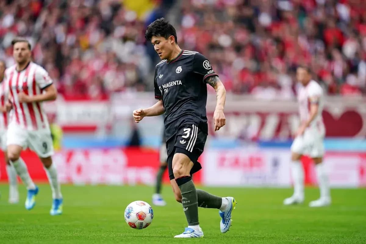 Jugador de fútbol controlando el balón en el campo