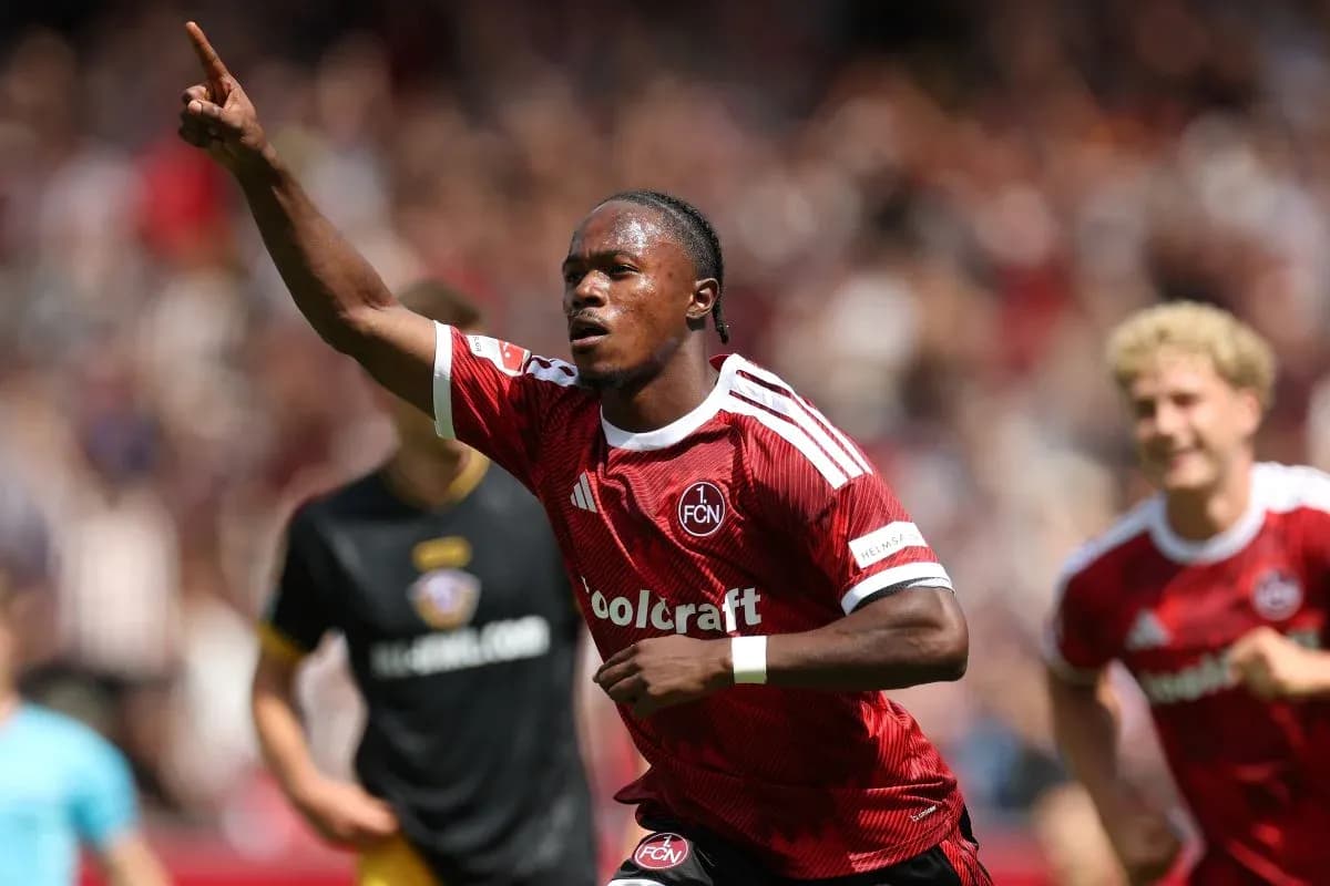 Jugador celebrando un gol con el dedo apuntando arriba