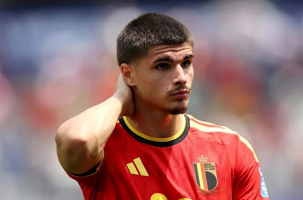 Jugador de Bélgica con camiseta roja en el campo