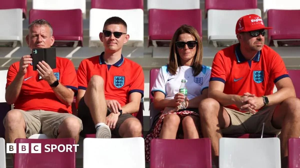 Aficionados de Inglaterra en las gradas del estadio