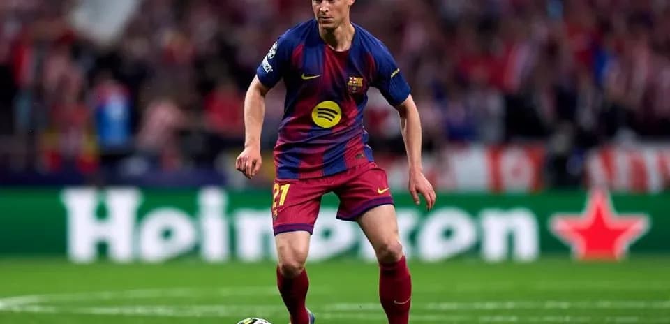 Jugador de Barcelona controlando el balón en partido