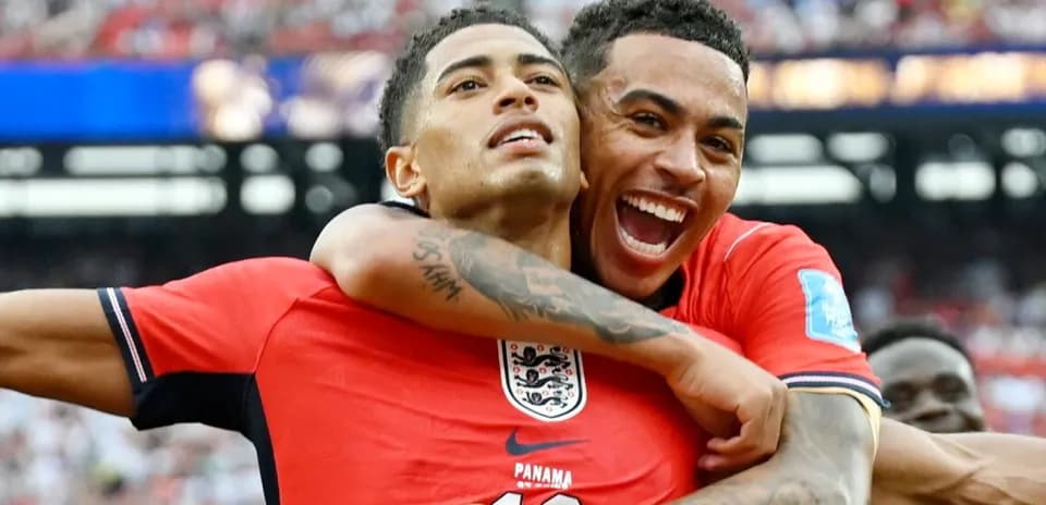 Jugadores de Inglaterra celebrando un gol en partido
