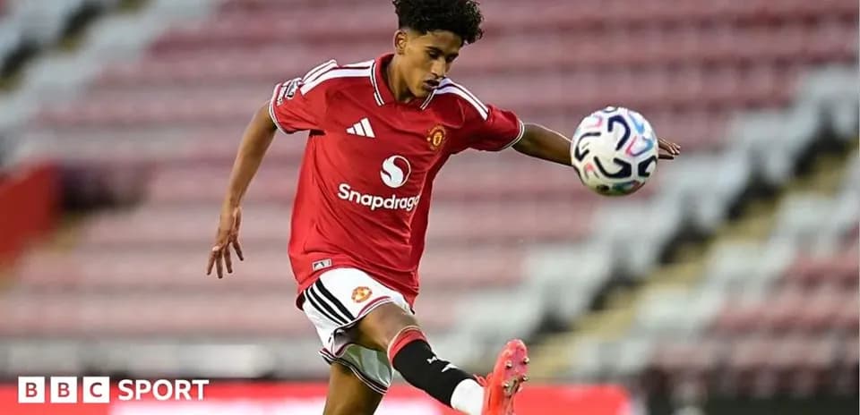 Jugador de Manchester United despejando el balón