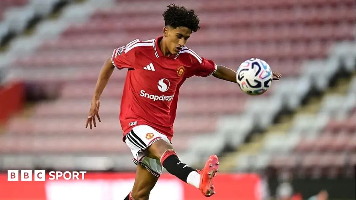 Jugador de Manchester United despejando el balón