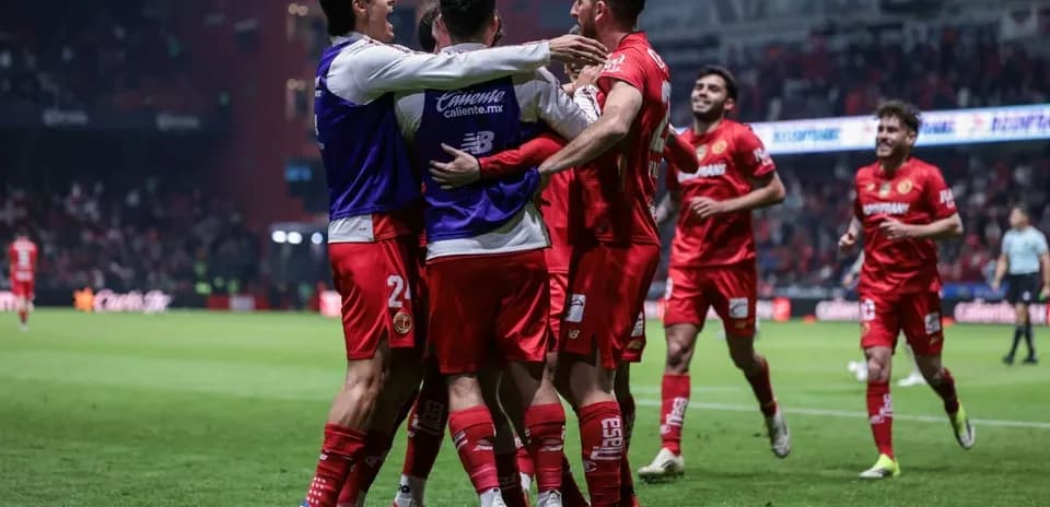 Jugadores de Toluca celebrando un gol