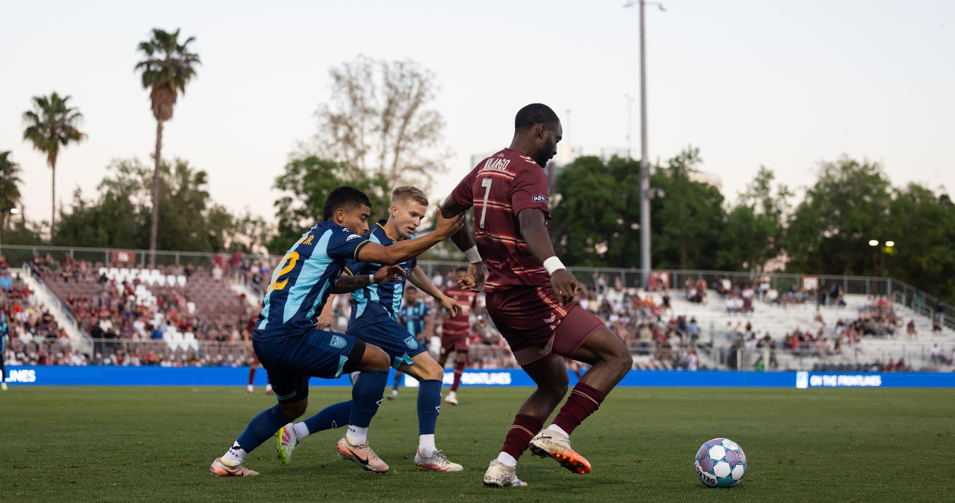 Jugador de Sacramento Republic con balón en el partido