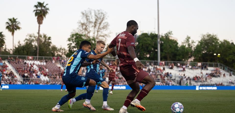 Jugador de Sacramento Republic con balón en el partido