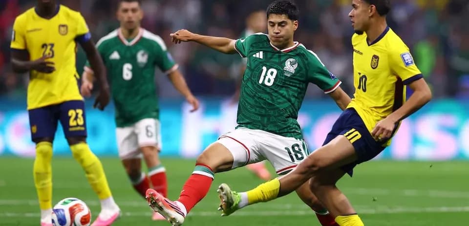 Jugador de México compitiendo contra jugador de Ecuador