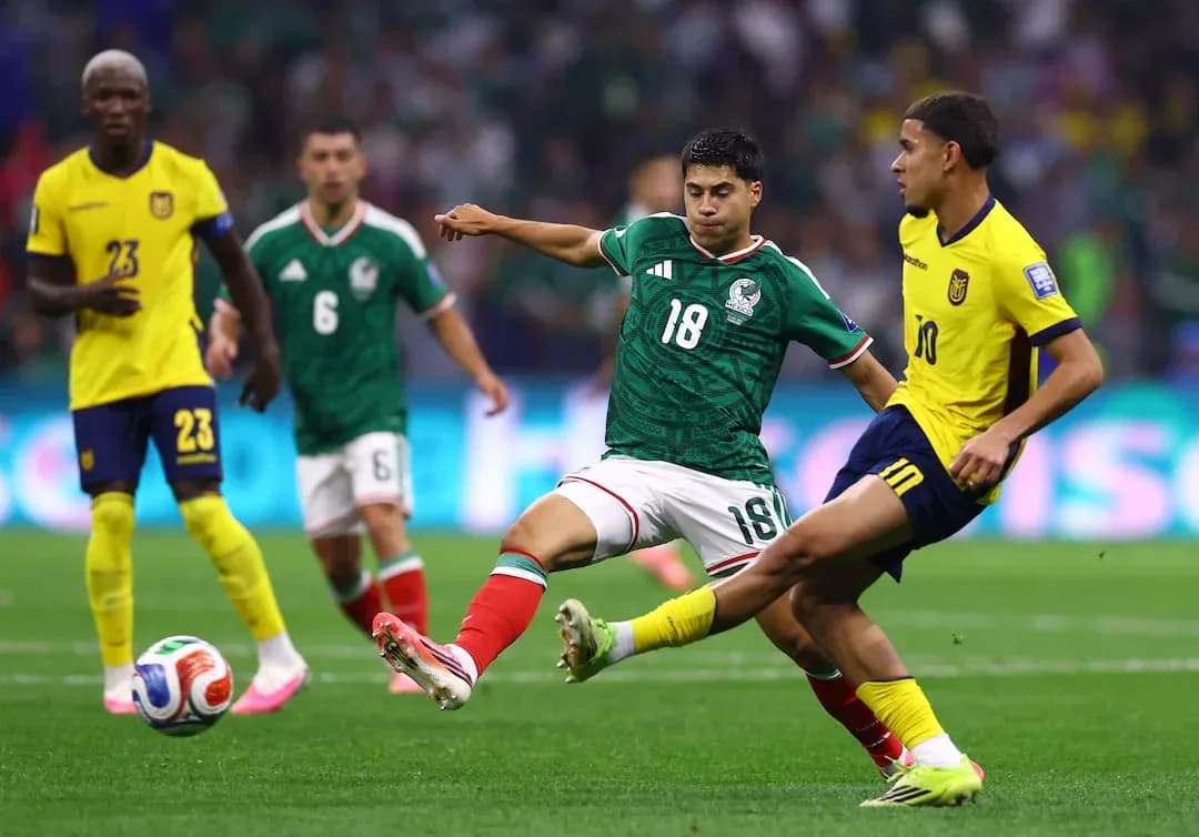 Jugador de México compitiendo contra jugador de Ecuador