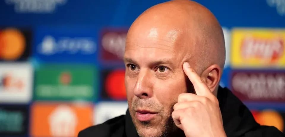 Entrenador hablando en rueda de prensa