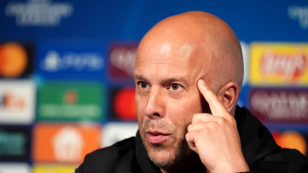 Entrenador hablando en rueda de prensa