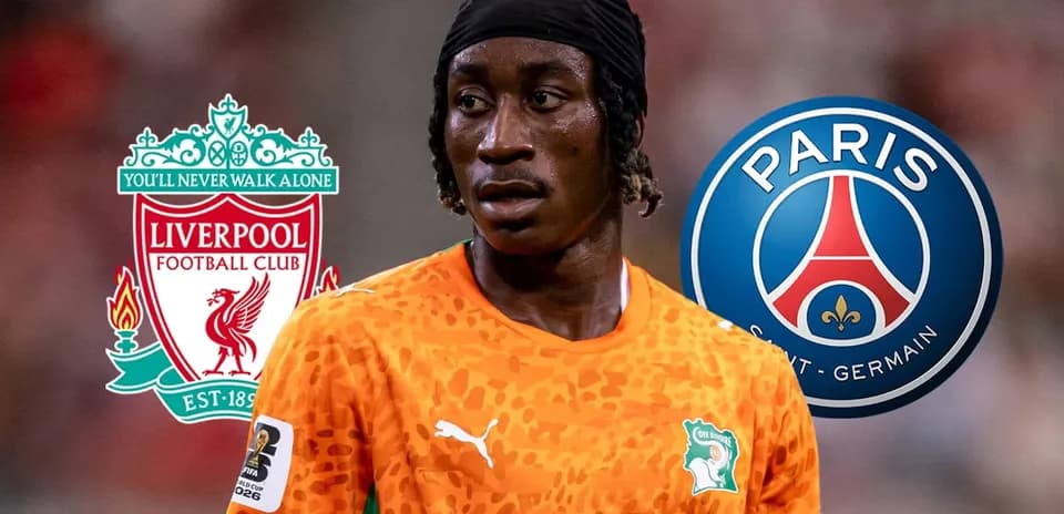 Jugador de fútbol con camisetas de Liverpool y PSG