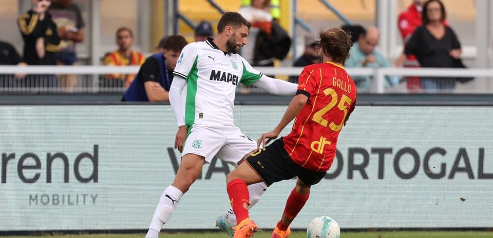 Jugador de Sassuolo enfrentando a Lecce en el partido