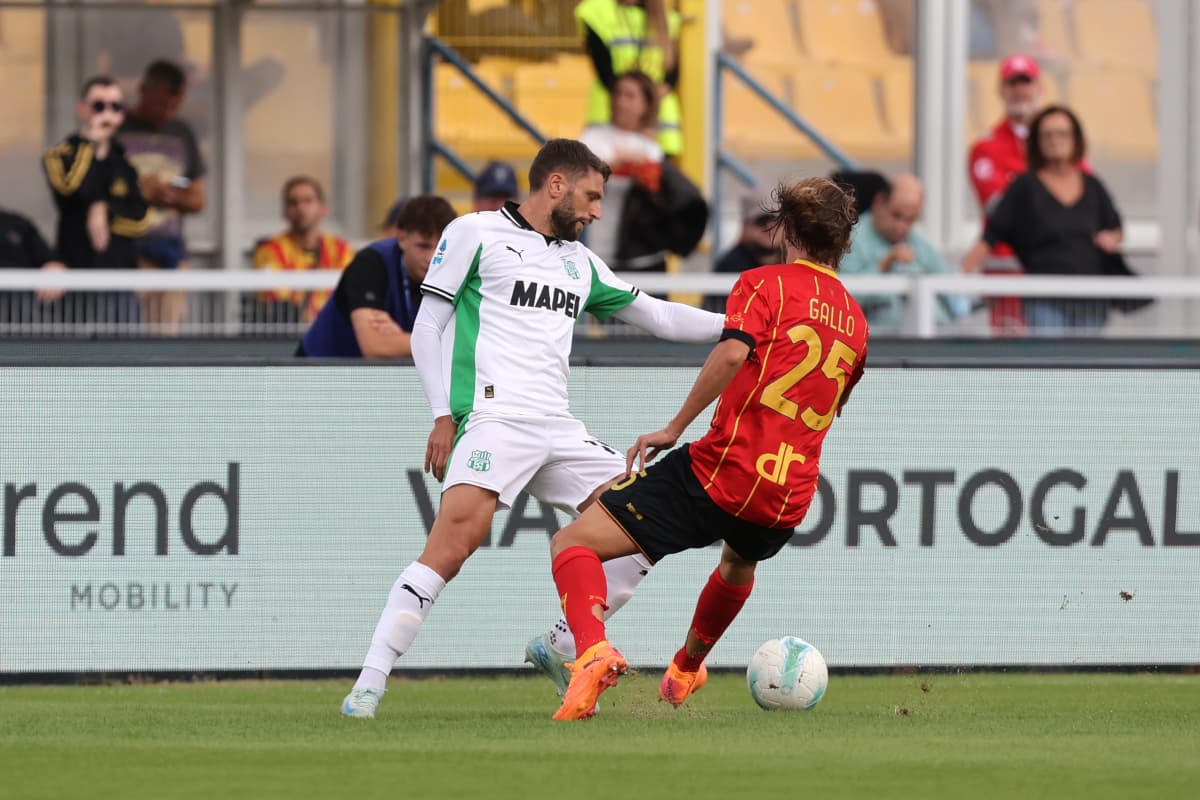 Jugador de Sassuolo enfrentando a Lecce en el partido