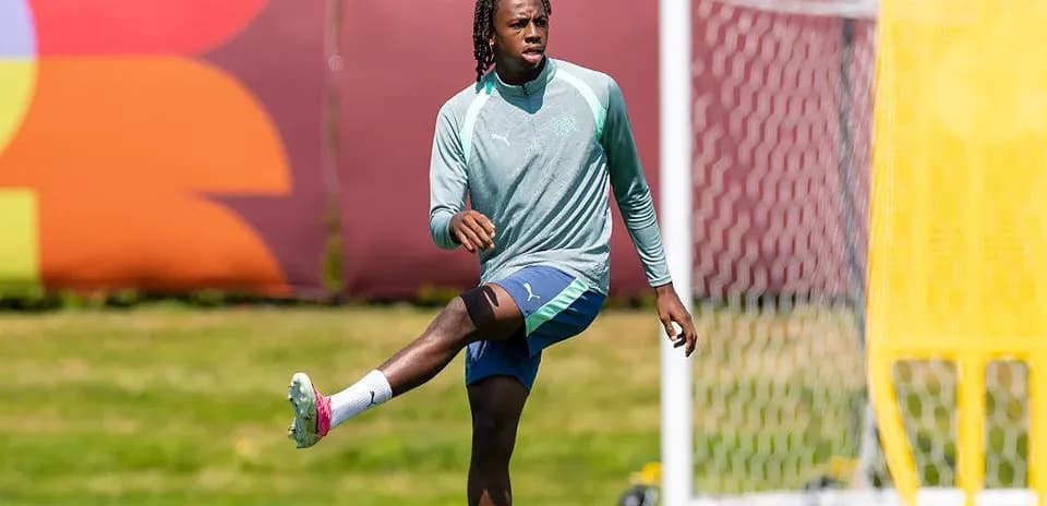 Jugador estirando durante sesión de entrenamiento