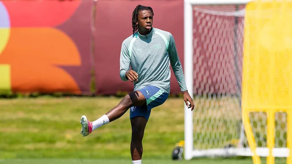 Jugador estirando durante sesión de entrenamiento