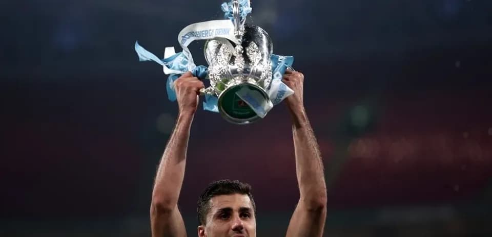 Jugador levantando el trofeo en celebración