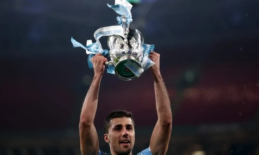 Jugador levantando el trofeo en celebración