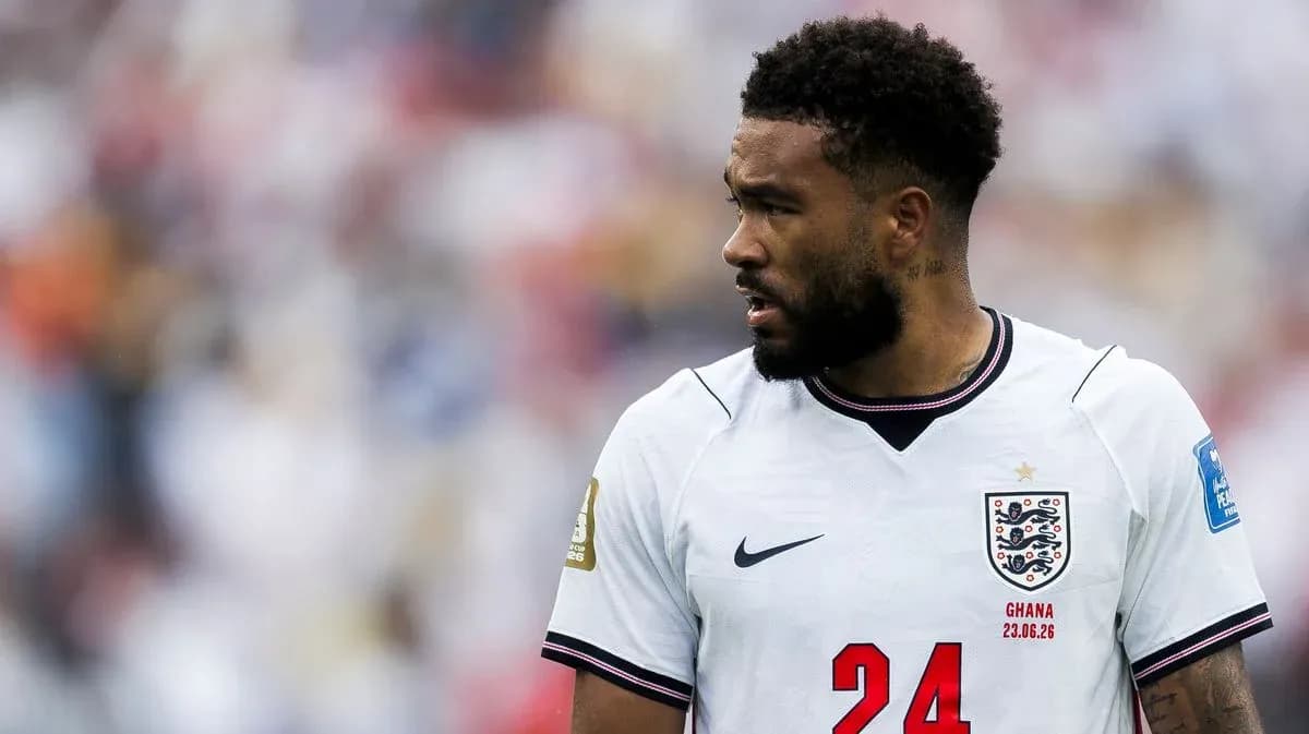 Jugador de Inglaterra con camiseta blanca en partido