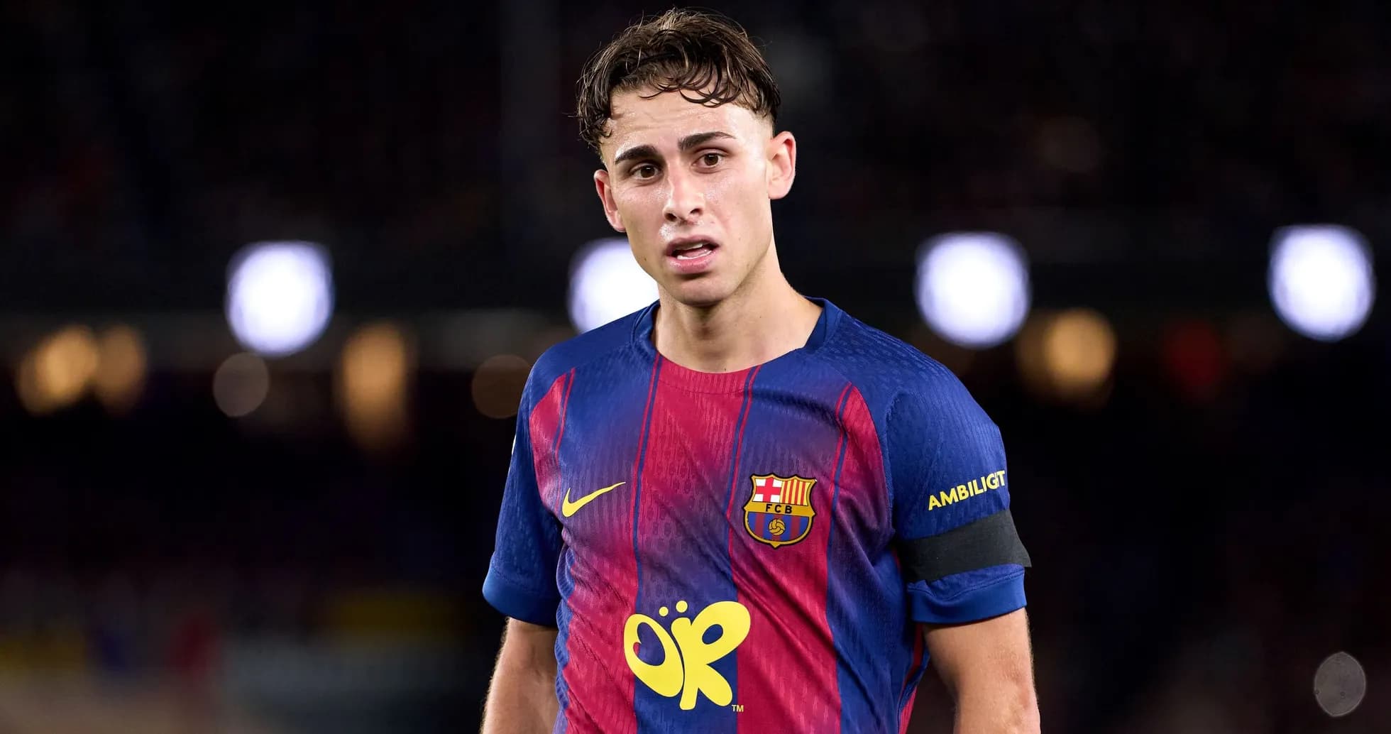 Jugador de Barcelona con camiseta y banda en el campo