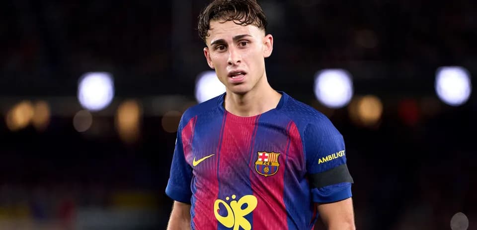 Jugador de Barcelona con camiseta y banda en el campo
